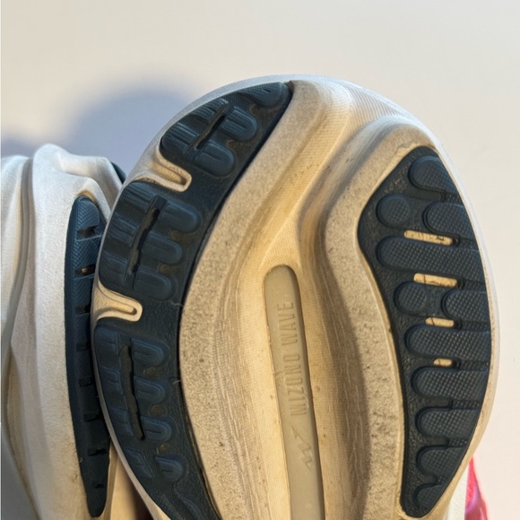 Womans size 8 mizuno wave running shoe - Picture 4 of 9